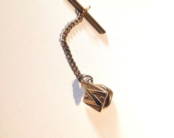 Pinza de corbata vintage color oro con la letra N o VA y cadena.