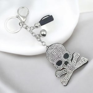 Schädel-Kristall-Schlüsselanhänger mit Quaste | Metall Schädel Keychain | Halloween Geschenk Accessoire für Gothic & Gruselige Liebhaber