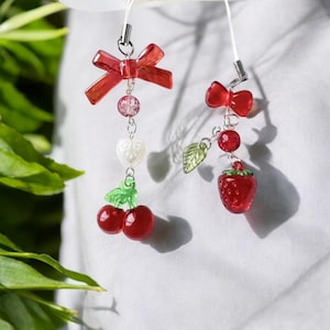 Bracelet de téléphone portable rouge cerise fraise | lanière porte-clés | Accessoire AirPods pour appareil photo pour femme | Ruban noeud rouge