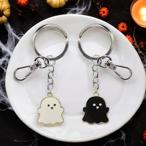Black & White Ghost Couple Keychain - Cute Bag Key Chain for Men Women, Halloween Gift, Fun Spooky Accessory