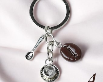 Llavero con cuchara y taza de café hecha a mano: regalo único para los amantes del café: accesorio encantador hecho a mano