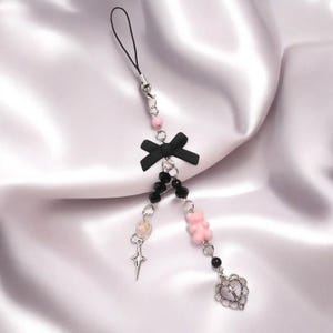 Y2K Coquette Style Schlüsselanhänger - Pink und Schwarz Bow Ribbon Charm Perlen Ornament für AirPods, Kamera, Geschenke für Frauen