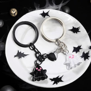 Ghost & Heart Magnetic Keychains - Funny Halloween Gift for Friends, Boys Girls, Handmade Keychain Set, Spooky and Cute Friendship Charm