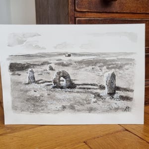 Könnte beinhalten: Ein schwarz-weiß Aquarellgemälde einer Landschaft mit Steinen. Das Kunstwerk zeigt ein Feld mit mehreren Steinstrukturen, einem fernen Horizont und einem bewölkten Himmel. Das Gemälde ist in der unteren rechten Ecke signiert.