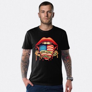 Może przedstawiać: Czarny t-shirt z grafiką czerwonych ust i amerykańską flagą. Projekt zawiera napis "MAKE LYING WRONG AGAIN" na banerze. Koszulka jest noszona przez osobę.