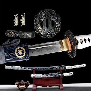Puede incluir: Un juego de espadas katana y wakizashi con fundas azules con motivos de nubes plateadas, mangos envueltos en blanco y guardas tsuba negras con detalles de rayos dorados. Incluye una máscara oscura, dos adornos metálicos y un soporte de madera.