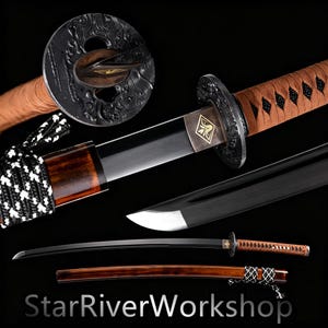 Handgesmede Japanse Katana-zwaard - Black Wave Tsuba, donker mangaanstalen lemmet, volledige Koshirae-montage - traditioneel ambachtelijk decor