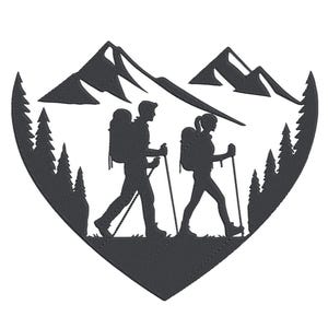 Pode incluir: Silhueta preta de dois caminhantes com mochilas e bastões de trekking, contra um fundo de montanhas e pinheiros, tudo dentro de um coração. O design evoca uma sensação de aventura e atividade ao ar livre.