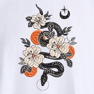 Könnte beinhalten: Schwarze Schlange, die sich mit weißen Blumen und orangefarbenen Kreisen auf weißem Hintergrund verziert. Die Schlange windet sich um die Blumen und Kreise und bildet ein dekoratives Design.