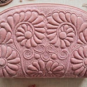 Puede incluir: Un juego de tres tazas de cerámica con un acabado mate moteado. Las tazas son en tonos crema, gris claro y gris oscuro. Cada taza tiene un diseño simple y minimalista y un asa redondeada.