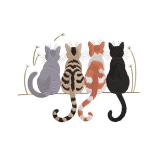 Könnte beinhalten: Gesticktes Design mit vier Katzen, die nebeneinander sitzen und von hinten betrachtet werden. Die Katzen sind grau, braun getigert, orange und weiß sowie schwarz. Sie sitzen auf einer braunen Linie mit stilisierten floralen Akzenten.