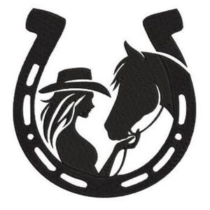 Puede incluir: Silueta negra de una mujer con sombrero de vaquero y la cabeza de un caballo dentro de una herradura. La mujer mira al caballo, con pelo largo. El caballo mira a la izquierda, con una brida. La herradura tiene una forma clásica.