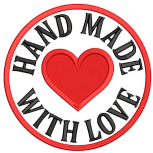 Puede incluir: Emblema circular con las palabras "HAND MADE WITH LOVE" en negro, rodeando un corazón rojo. El texto se establece sobre un fondo blanco, enmarcado por un borde rojo, creando una estética artesanal clásica.