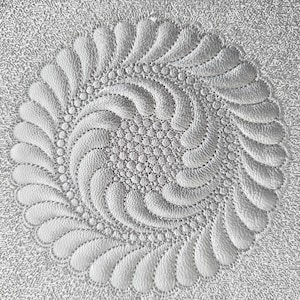 Peut inclure: Gros plan sur un motif matelassé blanc. Le motif circulaire présente un cercle central de petits points, entouré de formes incurvées en forme de plumes. L'arrière-plan a un aspect texturé et moucheté.