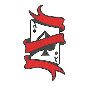 Op de afbeelding: Een geborduurde patch met het ontwerp van een Aas van Schoppen speelkaart. De witte kaart heeft een zwart schoppensymbool en de letter A in de hoeken. Een felrood lint met een zwarte rand wikkelt zich in een vloeiend, gelaagd patroon om de kaart.