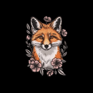 Puede incluir: Parche bordado con un zorro de pelaje naranja, pecho blanco y orejas con puntas negras. Flores rosas y hojas grises rodean al zorro sobre un fondo negro. Adecuado para ropa o accesorios.