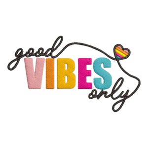 Puede incluir: Diseño bordado con las palabras "good VIBES only". La palabra "good" está en cursiva, y la palabra "VIBES" está en colores brillantes y audaces. Se incluye un corazón arcoíris.