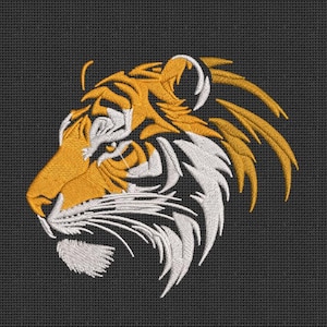 Peut inclure: Broderie représentant la tête d'un tigre de profil, avec une fourrure orange et blanche. L'œil du tigre est visible, et le motif comprend une crinière de fourrure orange.