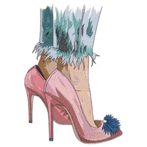 Puede incluir: Ilustración de tacones altos rosas con tacones de aguja. Un zapato tiene un adorno de flor azul en la punta. La imagen también muestra la parte inferior de unos vaqueros desgastados con bordes deshilachados.