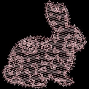 Puede incluir: Silueta de un conejo de encaje rosa sobre un fondo negro. El conejo está detallado con patrones florales y geométricos, creando un diseño delicado. El encaje tiene un tejido fino y abierto.