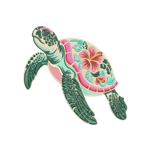 Puede incluir: Diseño de bordado de tortuga marina con un patrón floral detallado en su caparazón. La tortuga tiene un cuerpo turquesa, aletas verdes y un caparazón adornado con flores de hibisco rosas, rojas y turquesas. Sobre un fondo blanco.