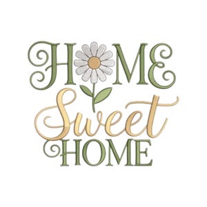 Puede incluir: Un diseño bordado con las palabras "HOME Sweet HOME" en escritura verde y dorada. Una margarita con pétalos blancos y centro amarillo se coloca encima de la palabra "HOME". El diseño está sobre un fondo blanco.