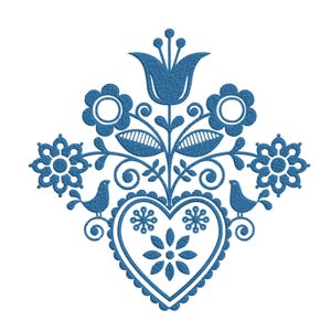 Può includere: Un design floreale blu con un cuore, fiori, foglie e uccelli. Il design simmetrico è dettagliato e presenta una trama simile al denim. L'immagine è su sfondo bianco, creando un'estetica pulita e semplice.