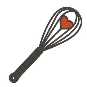 Op de afbeelding: Een donkergrijze garde met een rood hartvormig ontwerp in het midden. De garde heeft een lange handgreep en een lus aan het uiteinde om op te hangen. Het ontwerp is eenvoudig en strak, perfect voor keukendecoratie.