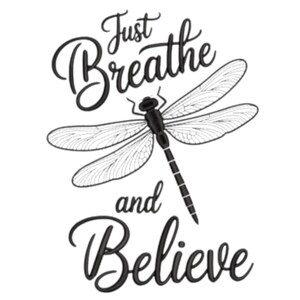 Könnte beinhalten: Schwarz-weiße Illustration einer Libelle mit den Worten "Just Breathe and Believe" in kursiver Schrift. Die Libelle hat detaillierte Flügel und einen segmentierten Körper, vor weißem Hintergrund.