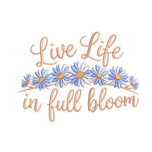 Könnte beinhalten: Ein Blumendesign mit dem Schriftzug "Live Life in full bloom" in Schreibschrift. Das Design zeigt eine Reihe von Gänseblümchen mit weißen Blütenblättern, blauen und gelben Zentren, vor einem weißen Hintergrund.