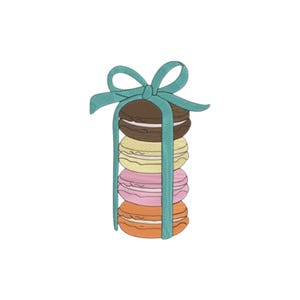 Könnte beinhalten: Ein gesticktes Motiv eines vertikalen Stapels aus vier runden Macarons in Braun, Gelb, Rosa und Orange, die mit einem blaugrünen Band zusammengebunden sind, das oben eine Schleife bildet. Die Stickerei verleiht jeder Schicht eine Textur.