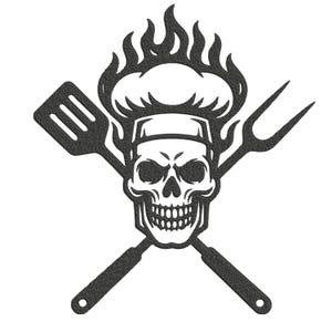 Puede incluir: Ilustración en blanco y negro de una calavera con gorro de chef, con llamas encima. Utensilios de parrilla cruzados, una espátula y un tenedor, están colocados debajo, creando un diseño audaz.