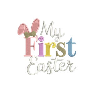 Könnte beinhalten: Gesticktes Design mit dem Text "My First Easter" in einer verspielten Schriftart. Der Buchstabe "F" ist mit Hasenohren und einer Schleife verziert. Die Buchstaben sind in Pastellfarben gehalten, darunter Rosa, Gelb und Blau, auf weißem Hintergrund.