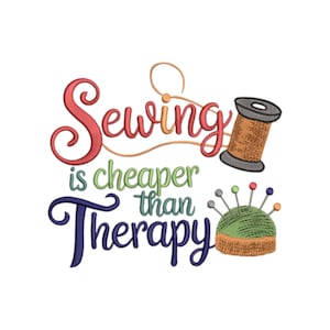 Könnte beinhalten: Ein gesticktes Design mit dem Text "Sewing is cheaper than Therapy" in Rot, Grün und Blau. Eine braune Garnrolle und ein grünes Nadelkissen mit bunten Nadeln sind ebenfalls abgebildet.