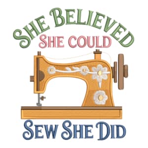 Peut inclure: Motif brodé avec une machine à coudre vintage dorée et marron, ornée de motifs floraux blancs. Le texte dit "She Believed She Could Sew She Did" en vert, rose et bleu.