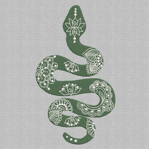 Puede incluir: Una serpiente verde con patrones florales y geométricos blancos, delineados con cuentas blancas, está enroscada en un diseño decorativo.