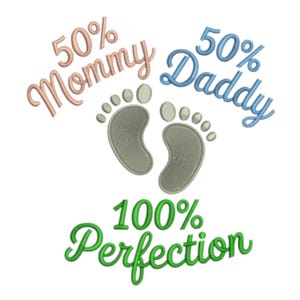 Puede incluir: Un diseño bordado sobre fondo blanco. El diseño incluye dos huellas de bebé grises, con el texto "50% Mommy" en rosa, "50% Daddy" en azul y "100% Perfection" en verde.
