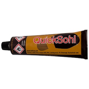 K&ouml;nnte beinhalten: Eine Tube Schuhreparaturkleber von QuickSohl. Die Tube ist haupts&auml;chlich braun mit schwarzen Akzenten und Text. Der Text enth&auml;lt den Markennamen, Gefahrensymbole und Anwendungshinweise. Die Tube ist etwa 15 cm lang.