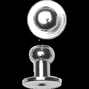 Könnte beinhalten: Ein silberfarbener Metallnietknopf mit einem glatten, gewölbten Kopf und einer flachen, kreisförmigen Basis. Das Bild zeigt zwei Ansichten desselben Befestigungselements: eine aus der Vogelperspektive, die die runde Form zeigt, und eine von der Seite.