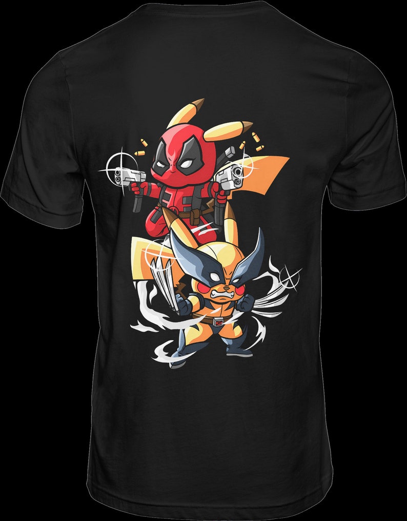 Puede incluir: Camiseta negra con un gr&aacute;fico de Deadpool montando un Pikachu, sosteniendo armas, y Wolverine montando un Raichu con las garras extendidas.