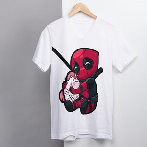 Może przedstawiać: Biała koszulka z dekoltem w kształcie litery V z nadrukiem graficznym przedstawiającym czerwoną i czarną postać Deadpoola trzymającego różowego jednorożca.