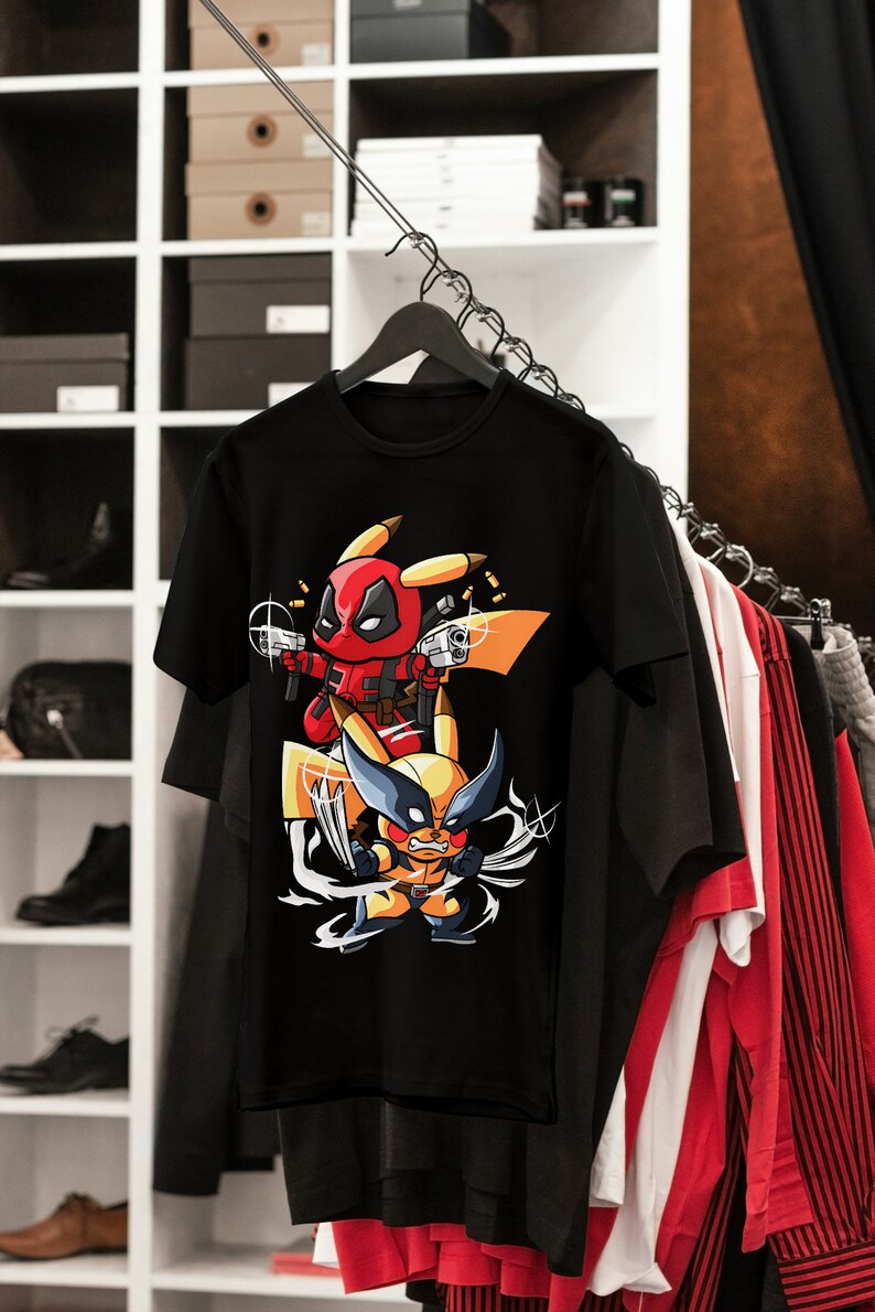 Puede incluir: Camiseta negra con un estampado gr&aacute;fico de Deadpool y Wolverine vestidos de Pikachu. Los personajes sostienen armas de fuego y est&aacute;n rodeados de balas.