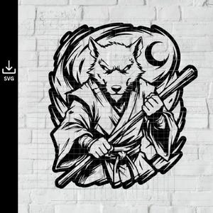 Puede incluir: Una ilustración gráfica en blanco y negro de una rata vestida con un gi de artes marciales, sosteniendo un bastón. La rata está situada frente a un fondo circular con una luna creciente. El diseño incluye un icono de descarga y el texto SVG.