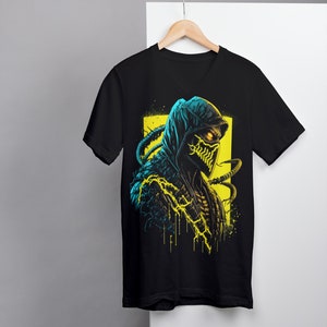 Könnte beinhalten: Schwarzes V-Ausschnitt-T-Shirt mit einem grafischen Druck einer Kapuzenfigur mit einer gelben und blauen Maske. Die Figur ist von gelben Blitzen und schwarzen Ranken umgeben.