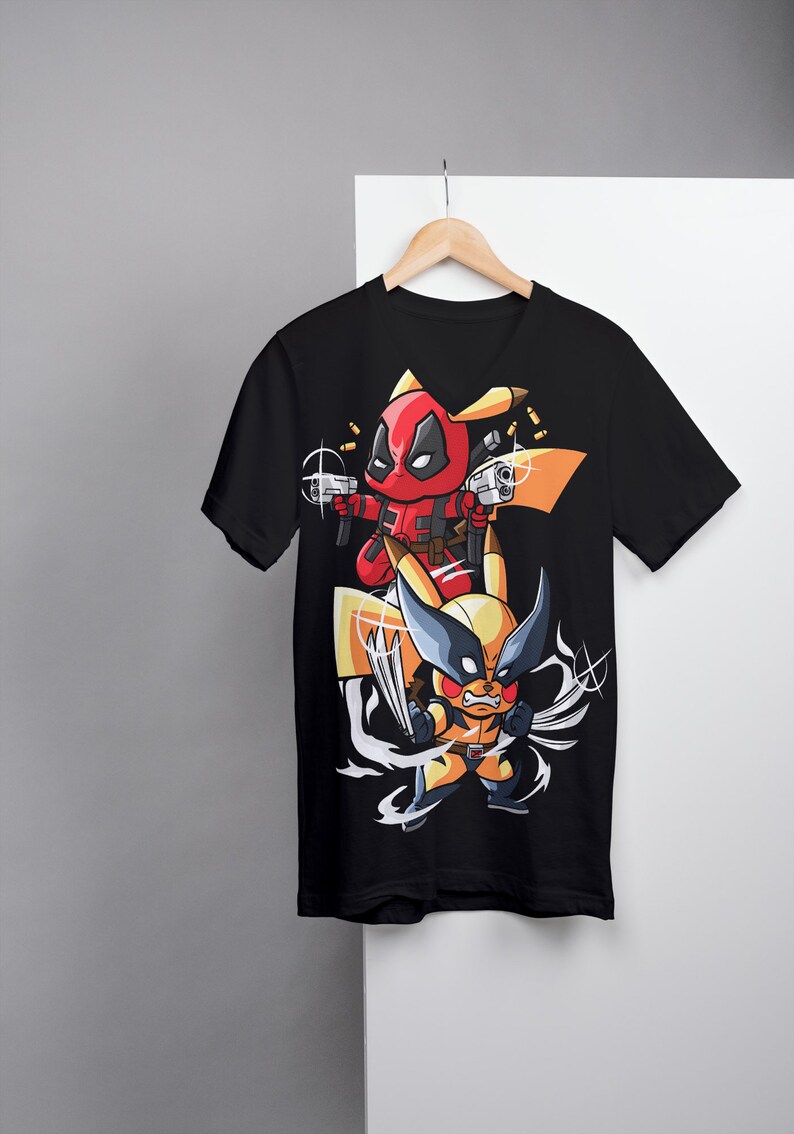 Puede incluir: Camiseta negra de cuello en V con un estampado gr&aacute;fico de Deadpool y Wolverine como Pikachu. Deadpool sostiene dos pistolas y Wolverine sostiene sus garras.