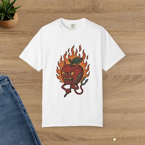 Camiseta de Manzana Diabólica / Camiseta con Gráfico de Fruta Tentación, Arte Divertido de Manzana Roja, Atractiva Vibra de Halloween, Estilo Caricatura Traviesa