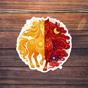 Könnte beinhalten: Ein Aufkleber mit einem stilisierten Pferdedesign, das vertikal geteilt ist. Eine Seite ist gelb und orange mit einer Sonne, die andere ist rot und orange mit einem Mond. Das Pferd ist mit floralen Mustern und Wirbeln verziert.
