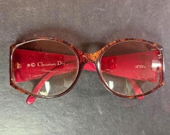 Occhiali vintage Christian Dior oversize anni '80 con montatura astratta metallizzata rossa e oro.