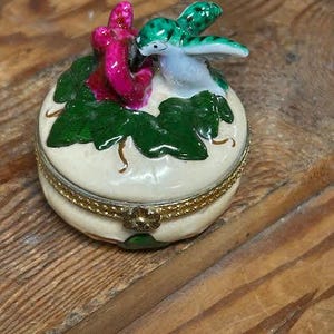 1996 CBK Ltd. Smyckes- eller prydnadsask av porslin med gångjärn, rosa blomma, guldkant