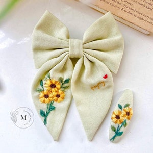 パーソナライズされた花柄の手刺繍のリボンとクリップセット、姉妹へのカスタムネーム入りヴィンテージリボンヘアクリップ、花付き、ガールフレンドへの誕生日プレゼント